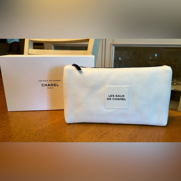 CHANEL COSMETIC POUCH - Picture 2 of 3